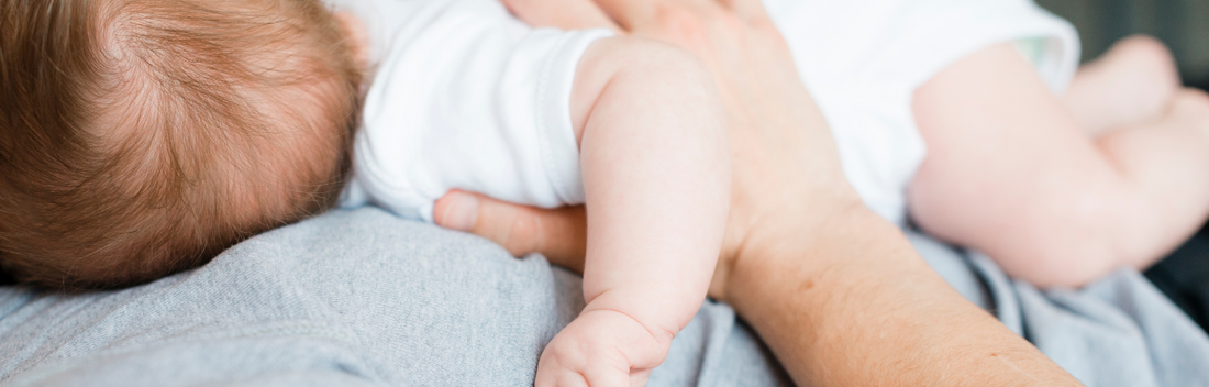 No, tu bebé no tiene caspa: qué es la costra láctea y cómo cuidarla -  Mustela - Bebés y más