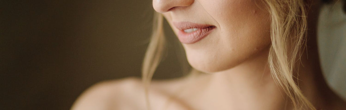 Las brumas faciales que te ayudarán a mantener tu piel hidratada durante  todo el día (y en un solo gesto)